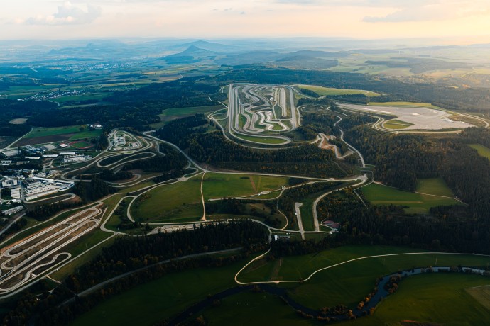 Mercedes-Benz inaugura centro de testes de iluminação