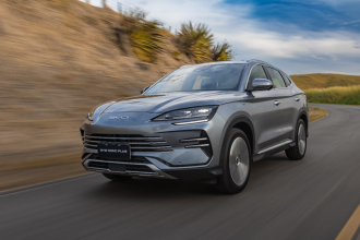 BYD Song Plus 2025: Design, NFC, HUD e recarga rápida no BR