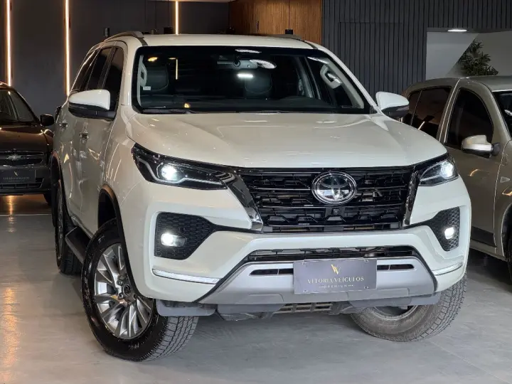 HILUX SW4 2.8 D-4D TURBO DIESEL SRX 7L 4X4 AUTOMÁTICO