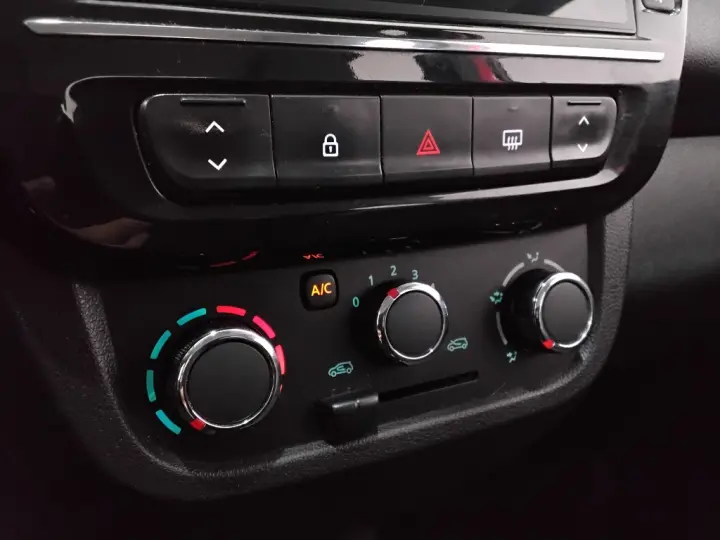 KWID 1.0 12V SCE FLEX OUTSIDER MANUAL