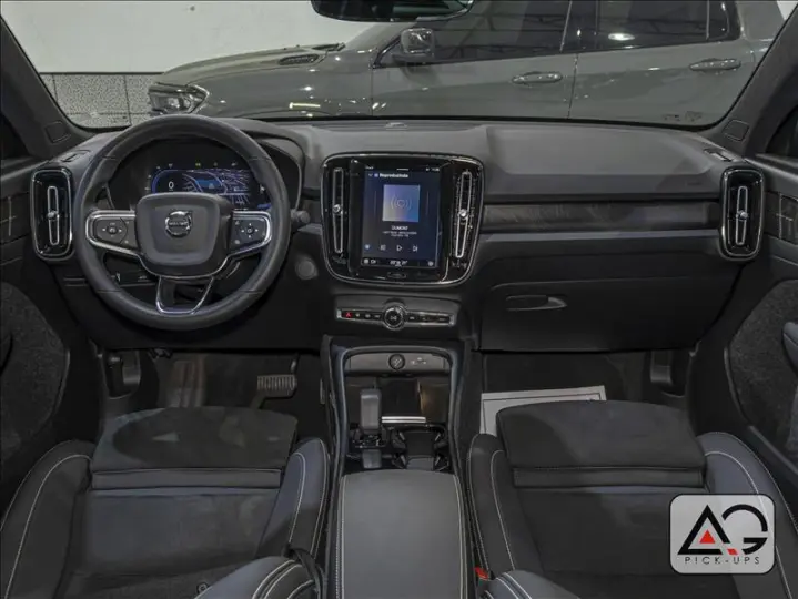 C40 P8 Recharge Pure Electric AWD