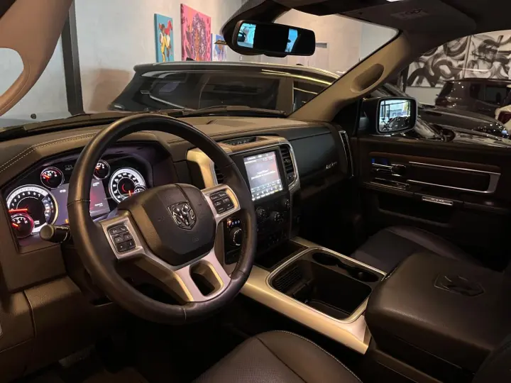 Classic 5.7 V8 32V 4P HEMI LARAMIE NIGHT EDITION AUTOMÁTICO