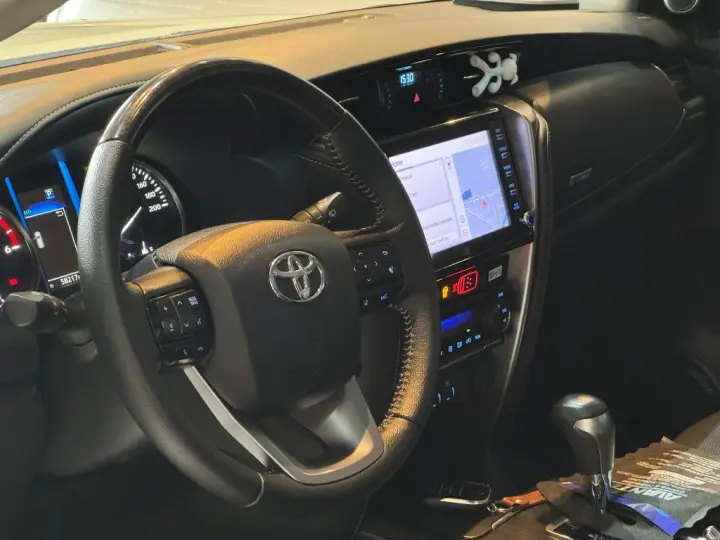 HILUX SW4 2.8 D-4D TURBO DIESEL SRX 7L 4X4 AUTOMÁTICO