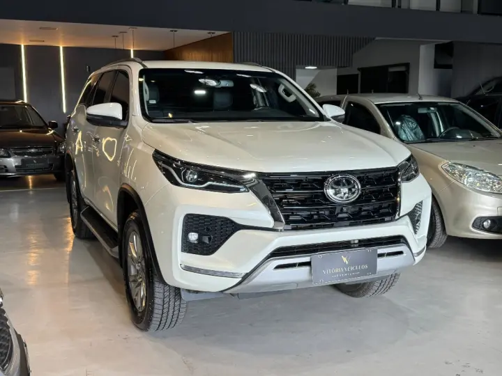 HILUX SW4 2.8 D-4D TURBO DIESEL SRX 7L 4X4 AUTOMÁTICO