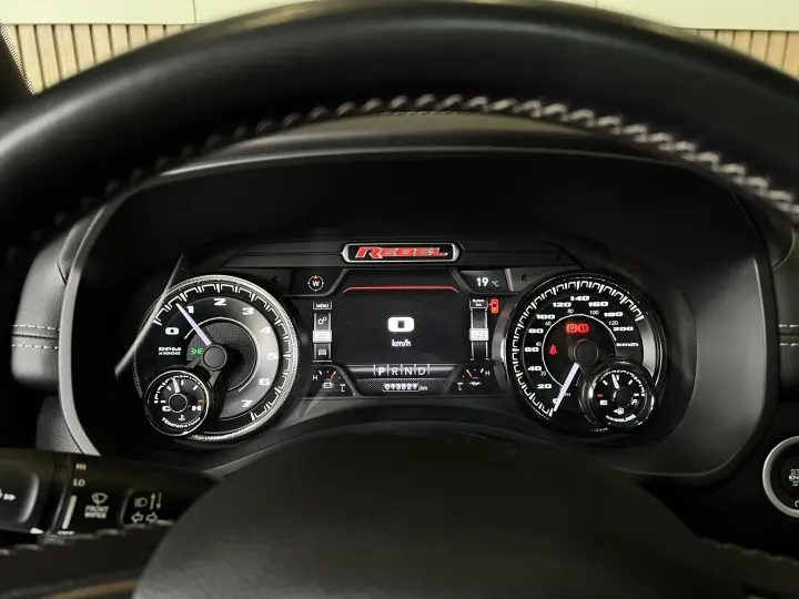 1500 5.7 V8 GASOLINA REBEL CD 4X4 AUTOMÁTICO