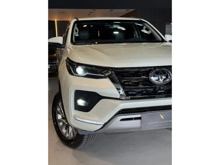 HILUX SW4 2.8 D-4D TURBO DIESEL SRX 7L 4X4 AUTOMÁTICO