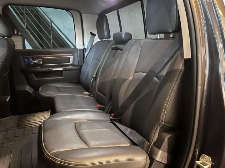 Classic 5.7 V8 32V 4P HEMI LARAMIE NIGHT EDITION AUTOMÁTICO