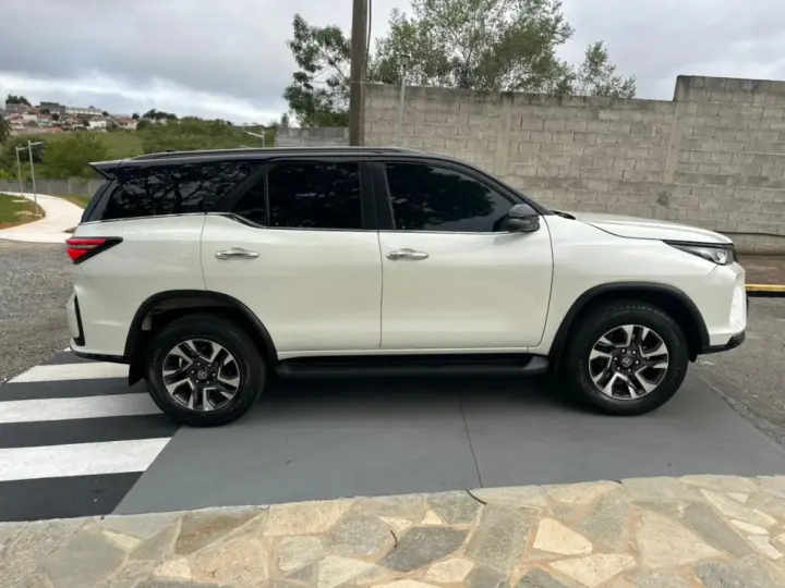 HILUX SW4 2.8 D-4D TURBO DIESEL DIAMOND 7L 4X4 AUTOMÁTICO