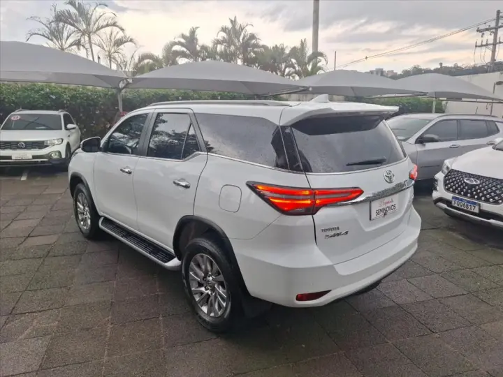 HILUX SW4 2.8 D-4D TURBO DIESEL SRX 7L 4X4 AUTOMÁ