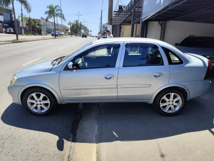 CORSA 1.4 MPFI Premium Sedan 8V