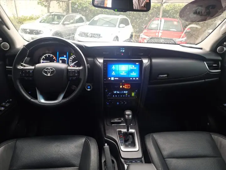 HILUX SW4 2.8 D-4D TURBO DIESEL SRX 7L 4X4 AUTOMÁ