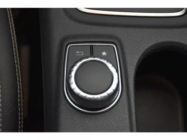 CLA 180 - 1.6 CGI 7G-DCT