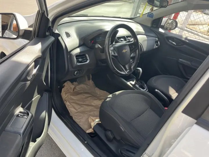 Onix Hatch 1.4 4P FLEX LT AUTOMÁTICO