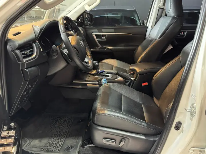 HILUX SW4 2.8 D-4D TURBO DIESEL SRX 7L 4X4 AUTOMÁTICO