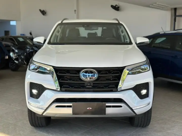 HILUX SW4 2.8 D-4D TURBO DIESEL SRX 7L 4X4 AUTOMÁTICO