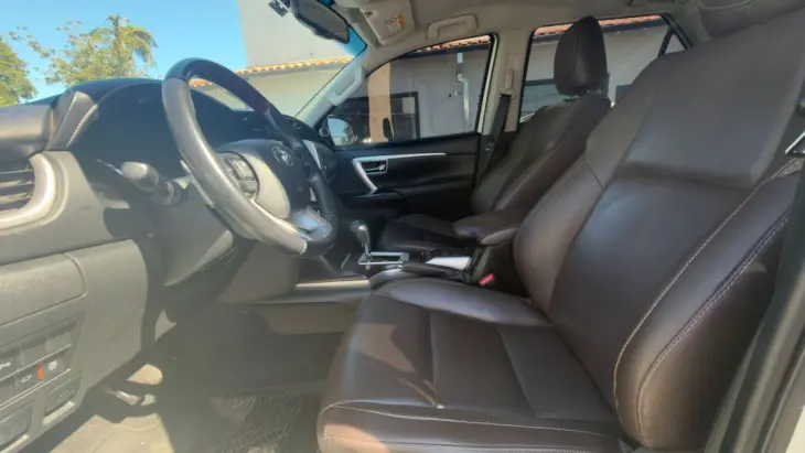 Hilux SW4 2.8 4P SRX 4X4 7 LUGARES TURBO DIESEL AUTOMÁTICO