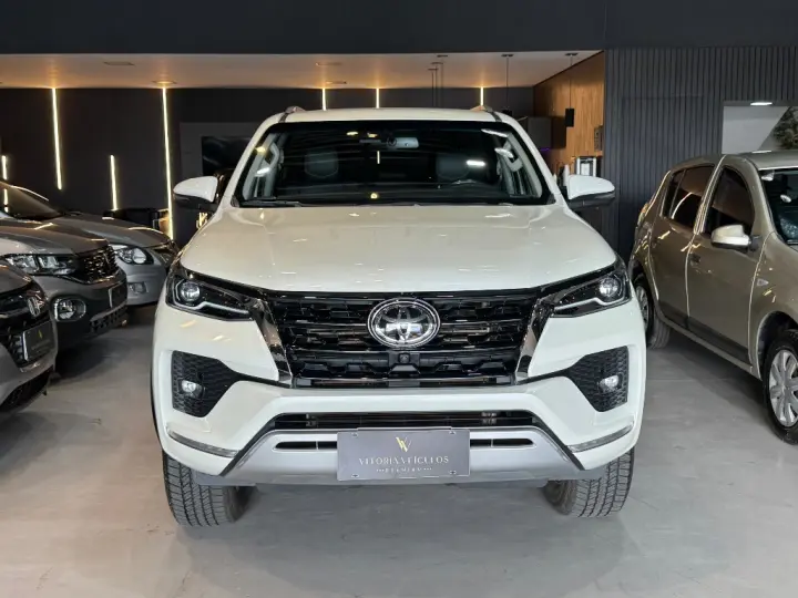 HILUX SW4 2.8 D-4D TURBO DIESEL SRX 7L 4X4 AUTOMÁTICO