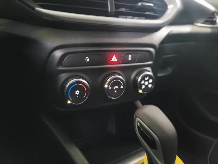 TRACKER LT 1.0 Turbo 12V Flex Aut.