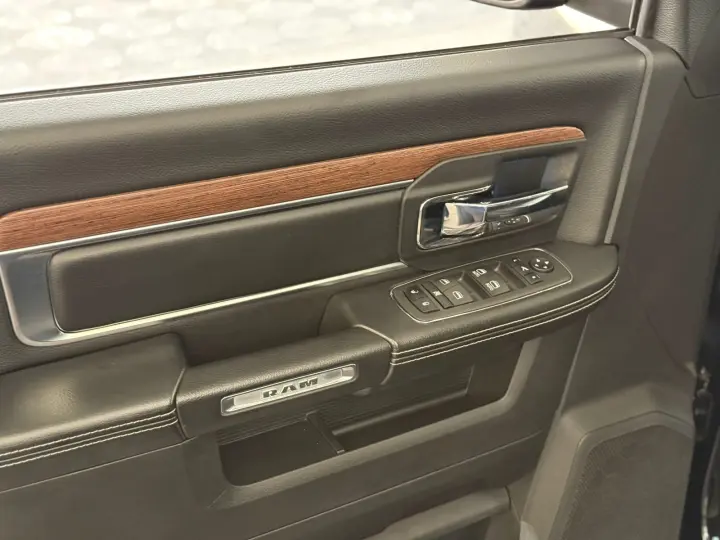 CLASSIC LARAMIE NIGHT ED. 5.7 4X4 Aut.