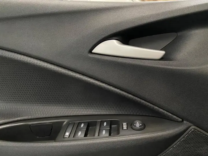 ONIX SEDAN PLUS LT 1.0 12V MANUAL