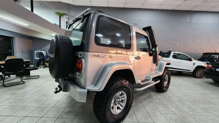 T-4 4x4 3.0 TB Int. Cap. Rígida Diesel