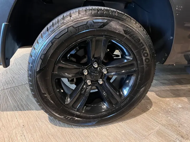 Classic 5.7 V8 32V 4P HEMI LARAMIE NIGHT EDITION AUTOMÁTICO