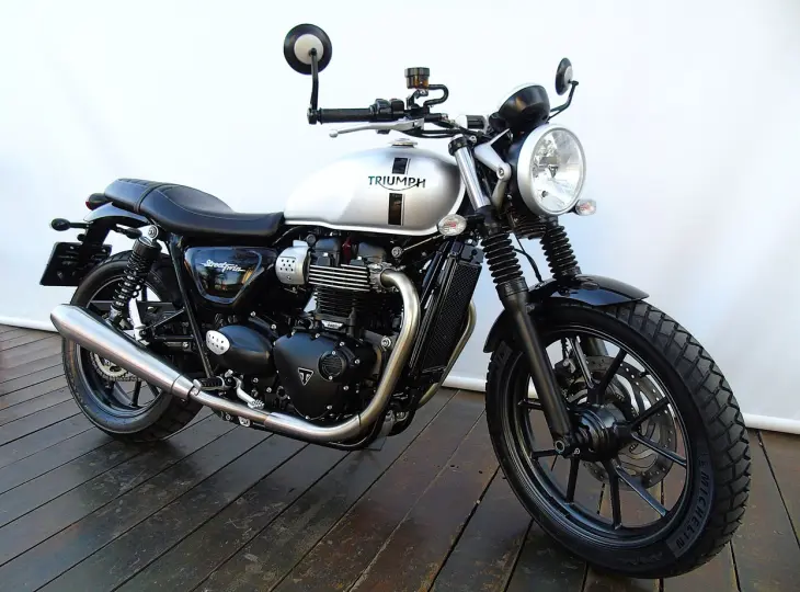TRIUMPH STREET TWIN