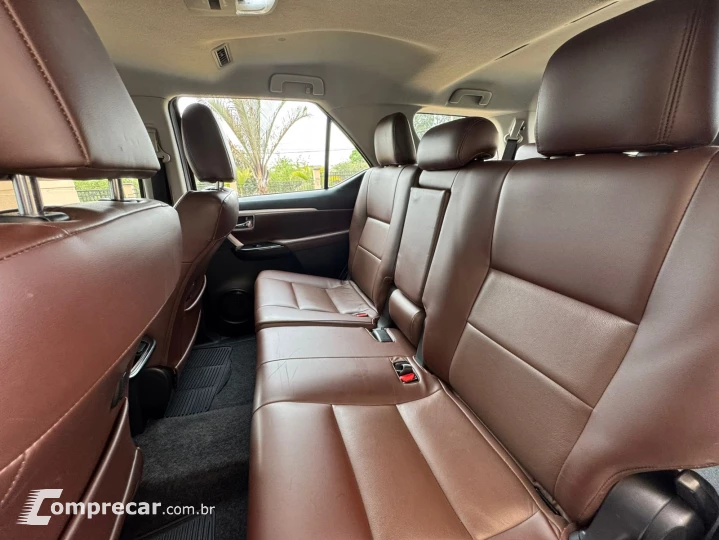 HILUX SW4 2.7 SR 4X2 7 Lugares 16V