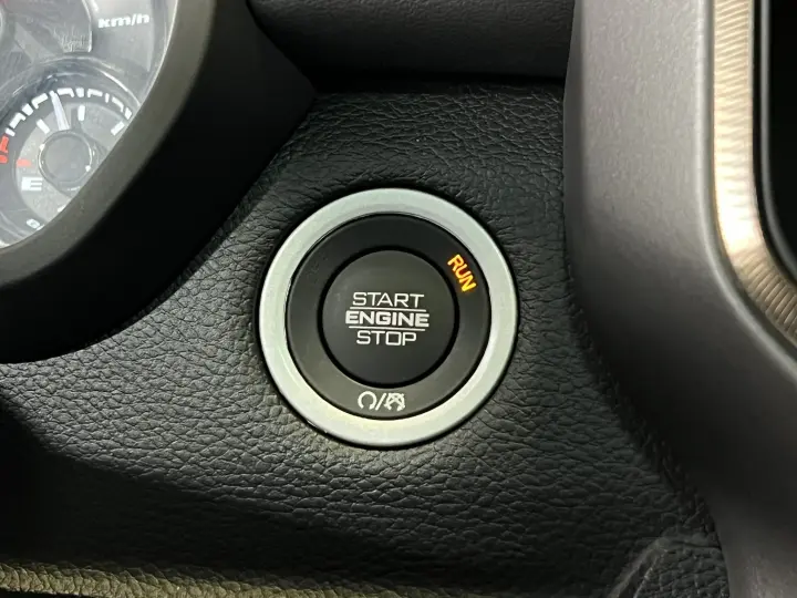 1500 5.7 V8 GASOLINA REBEL CD 4X4 AUTOMÁTICO