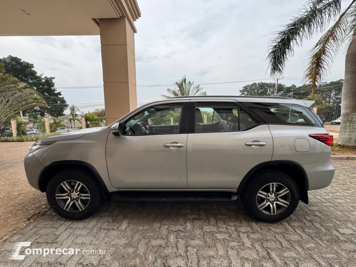 HILUX SW4 2.7 SR 4X2 7 Lugares 16V