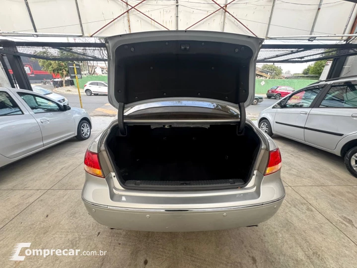 AZERA 3.3 MPFI GLS Sedan V6 24V