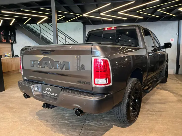 Classic 5.7 V8 32V 4P HEMI LARAMIE NIGHT EDITION AUTOMÁTICO