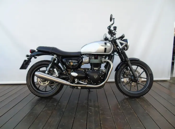 TRIUMPH STREET TWIN