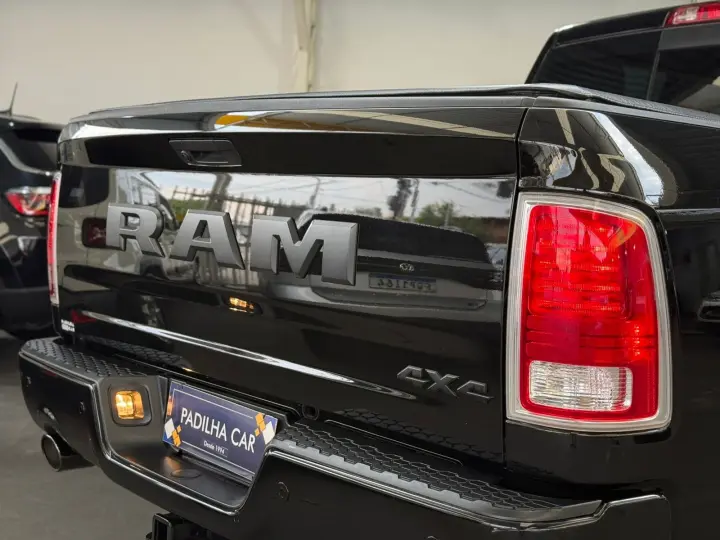 CLASSIC LARAMIE NIGHT ED. 5.7 4X4 Aut.