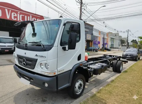 Accelo 1017 + Carroceria - Chassi