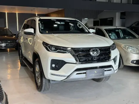 HILUX SW4 2.8 D-4D TURBO DIESEL SRX 7L 4X4 AUTOMÁTICO