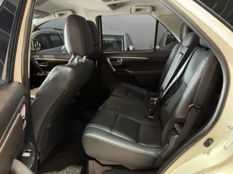 HILUX SW4 2.8 D-4D TURBO DIESEL SRX 7L 4X4 AUTOMÁTICO