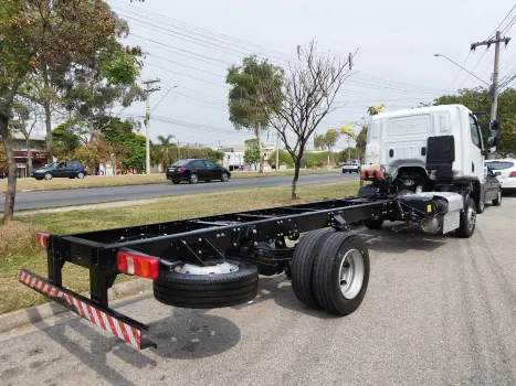 Accelo 1017 + Carroceria - Chassi