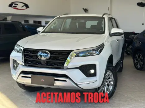 HILUX SW4 2.8 D-4D TURBO DIESEL SRX 7L 4X4 AUTOMÁTICO