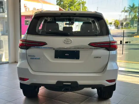 HILUX SW4 2.8 D-4D TURBO DIESEL SRX 7L 4X4 AUTOMÁTICO