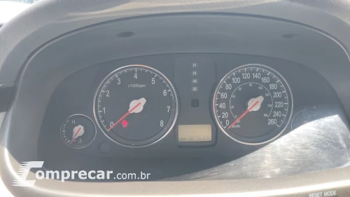 AZERA 3.3 MPFI GLS Sedan V6 24V