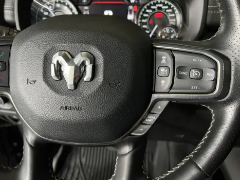 1500 5.7 V8 GASOLINA REBEL CD 4X4 AUTOMÁTICO