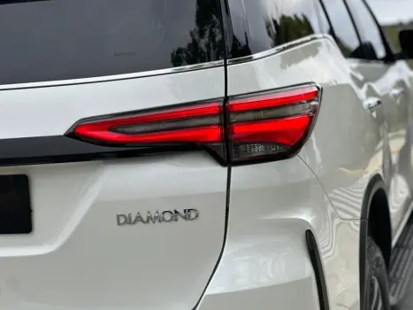 HILUX SW4 2.8 D-4D TURBO DIESEL DIAMOND 7L 4X4 AUTOMÁTICO