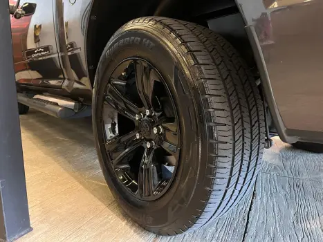 Classic 5.7 V8 32V 4P HEMI LARAMIE NIGHT EDITION AUTOMÁTICO