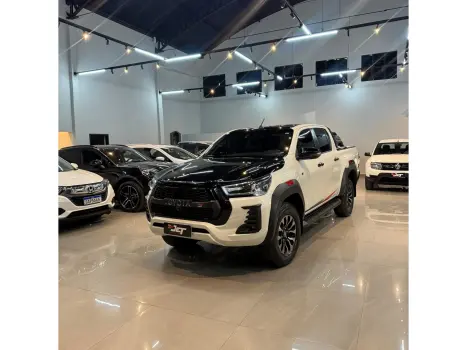 Toyota HILUX 2.8 D-4D TURBO DIESEL CD GR-S 4X4 AUTOMÁTICO 4 portas