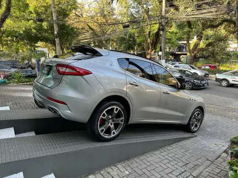 LEVANTE 3.0 V6 Turbo S Q4