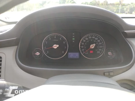 AZERA 3.3 MPFI GLS Sedan V6 24V