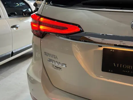 HILUX SW4 2.8 D-4D TURBO DIESEL SRX 7L 4X4 AUTOMÁTICO