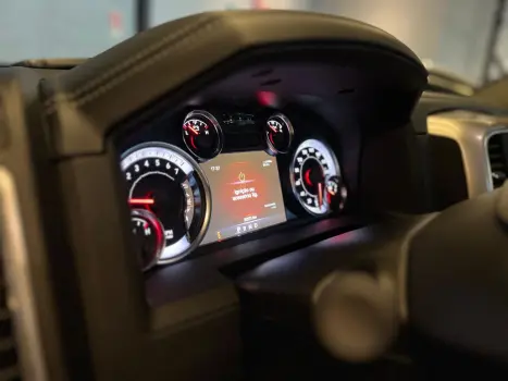 Classic 5.7 V8 32V 4P HEMI LARAMIE NIGHT EDITION AUTOMÁTICO