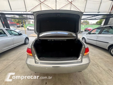 AZERA 3.3 MPFI GLS Sedan V6 24V